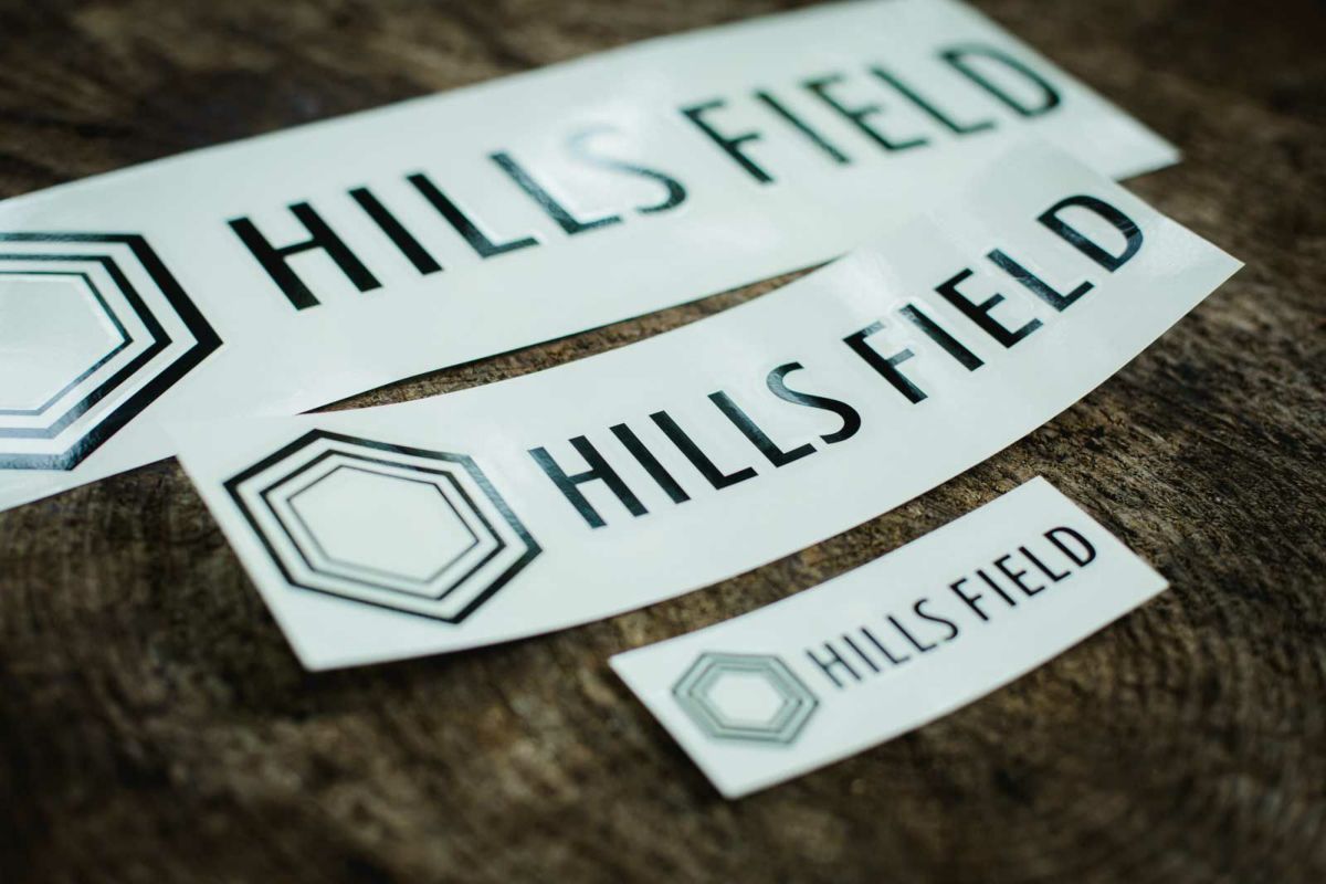 HILLS FIELD ロゴ カッティングステッカー ホワイト 小 【100 x 30mm】