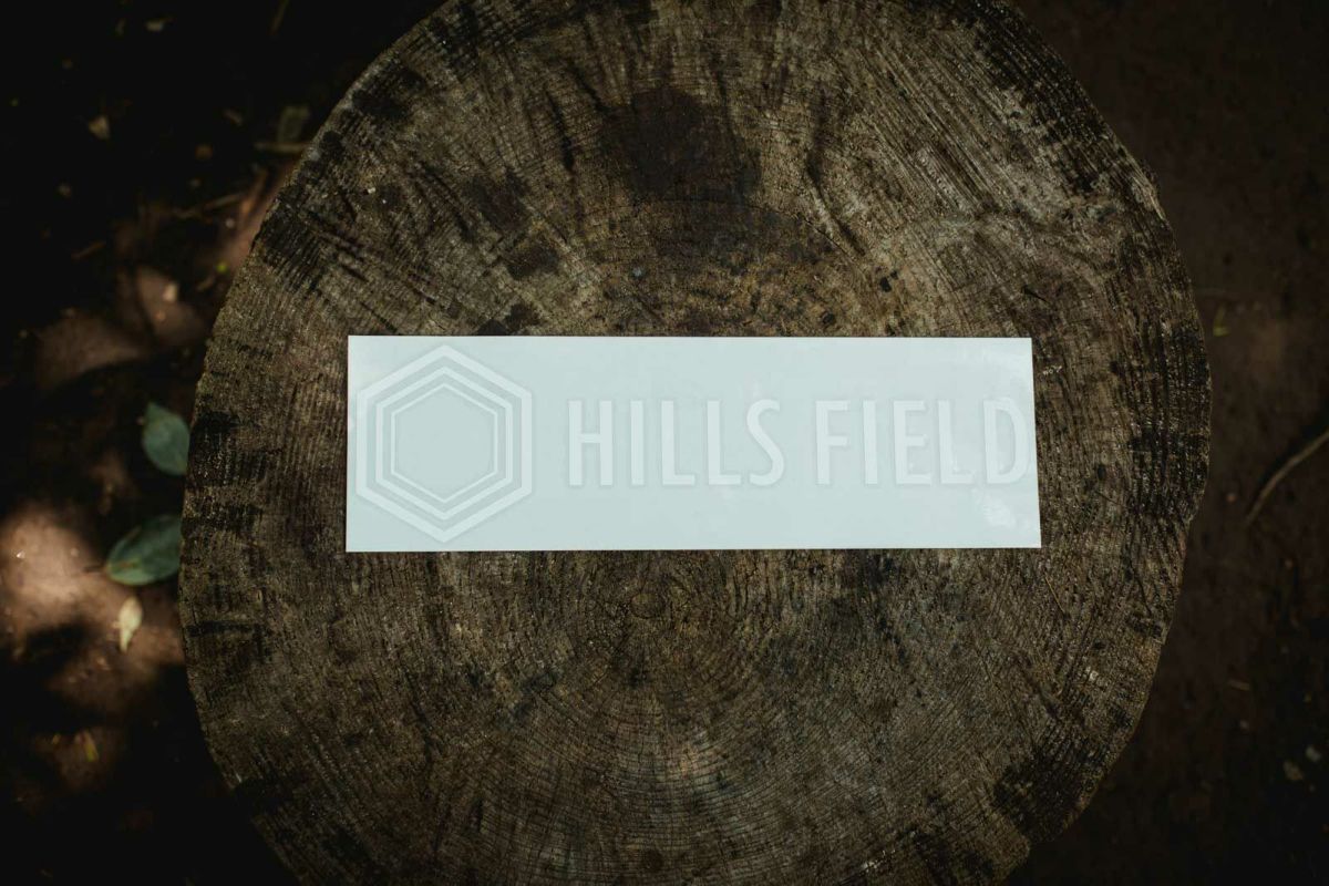 HILLS FIELD ロゴ カッティングステッカー ホワイト 大 【360 x 110mm